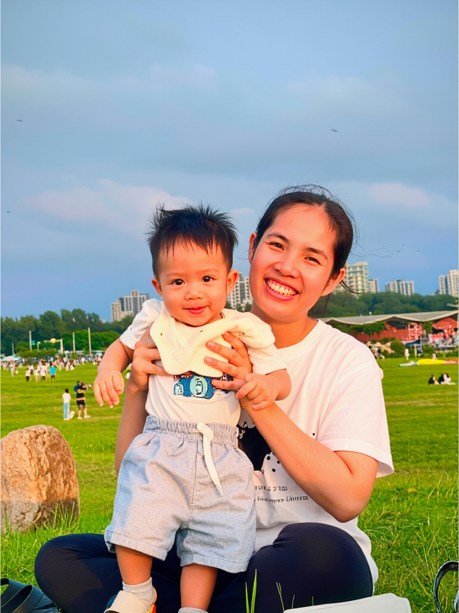 越文版 Hành trình theo Chúa của MUN VANG AYUA Năm 2006 tôi làm Báp tem. Vào năm thứ hai đại học, tôi bắt đầu tham gia nhóm sinh viên Cơ Đốc. Tại đây, tôi được học Lời Chúa, thông công, cầu nguyện và cùng nhau phục vụ. Cũng trong thời gian này, tôi bắt đầu kinh nghiệm Chúa Giê-xu cách cá nhân và nhận biết sâu sắc hơn về tình yêu, sự dẫn dắt của Ngài. Sau khi tốt nghiệp đại học năm 2013, tôi làm việc tại một tổ chức dịch thuật Kinh Thánh cho các dân tộc thiểu số ở Việt Nam(THE WORD FOR THE WORLD). Chúa dần đặt trong lòng tôi khao khát quan tâm, giúp đỡ người khác và đem Phúc Âm đến với nhiều người. Tôi cùng bạn bè thường đến thăm các anh chị em công nhân tại TP. Hồ Chí Minh và Bình Dương để học Lời Chúa, cầu nguyện và khích lệ nhau trong đức tin. Đồng thời, tôi cũng tham gia phục vụ trong Hội Thánh. Năm 2019, tôi tham dự một khóa học Kinh Thánh ngắn hạn tại Singapore để được trang bị thêm cho hành trình phục vụ. Năm 2022, tôi kết hôn với Ai Giỏi, người bạn tôi đã quen biết từ nhỏ. Sau khi kết hôn, tôi sang Đài Loan học thạc sĩ, còn chồng tôi theo học thần học. Tại đây, chúng tôi tiếp tục bước đi trong sự kêu gọi của Chúa, cùng phục vụ và chia sẻ Phúc Âm cho người Việt Nam. Hiện nay, vợ chồng tôi là một phần trong đại gia đình Hội Thánh Victory Zhubei. Tôi đồng hành cùng chồng trong công tác Phúc Âm, đồng thời chăm sóc gia đình và con nhỏ. Nhìn lại hành trình đã qua, tôi biết ơn Chúa vì Ngài luôn thành tín dẫn dắt và sử dụng cuộc đời tôi theo chương trình của Ngài. B9628FE7 497B 4CCA B590 042CE0BACB32